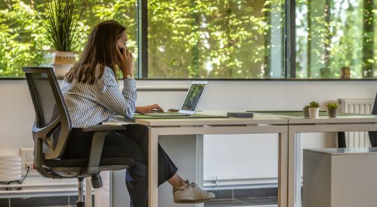 femme au téléphone travaillant dans un open-space de coworking