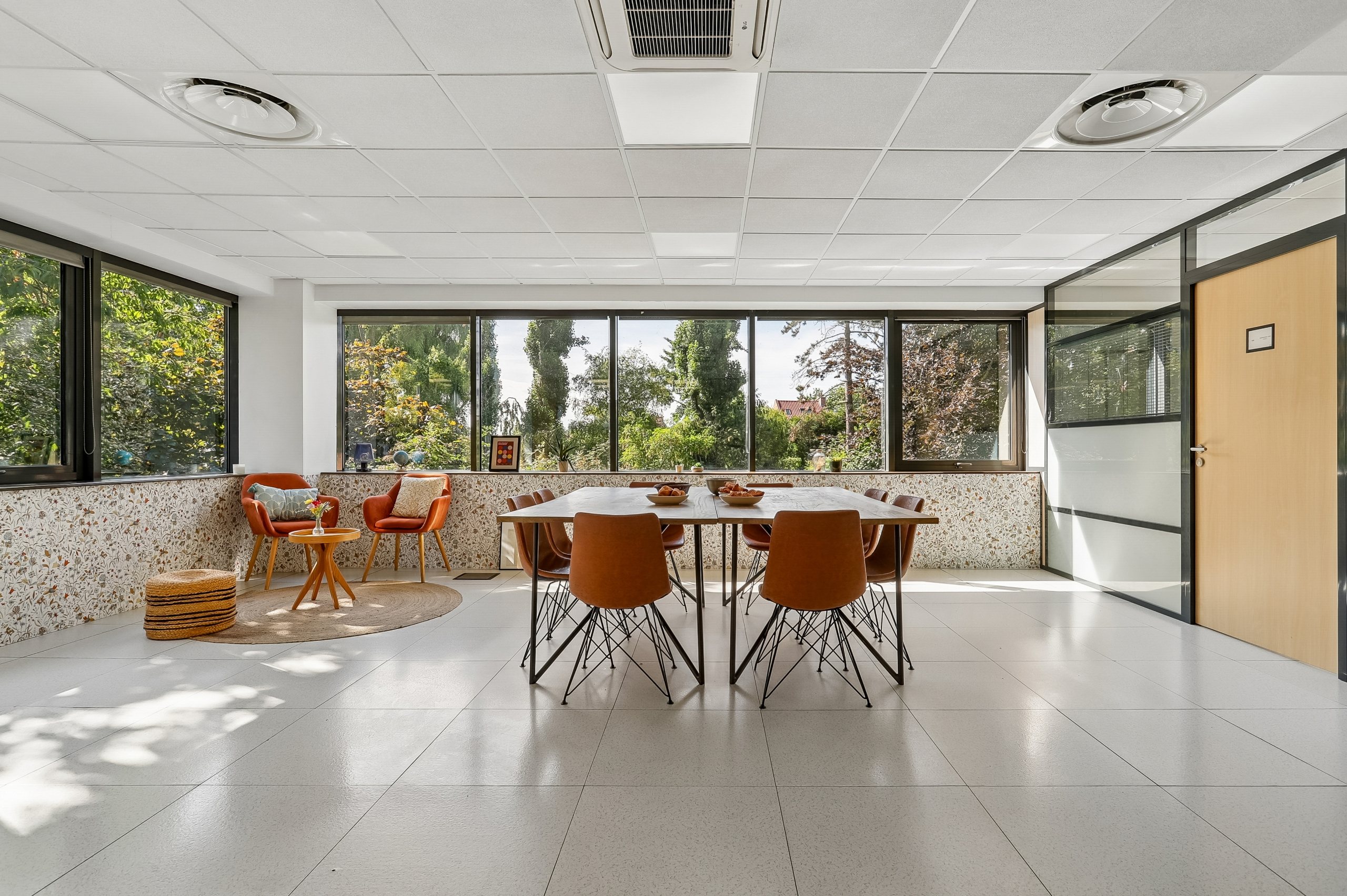 Grand visuel d'une Maison — lumière naturelle, plantes, coworkers