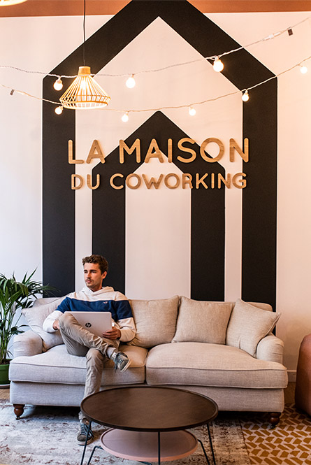 Coworker travaillant dans un espace convivial et chaleureux de coworking