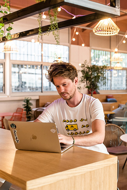 Homme travaillant dans un open space de la maison du coworking