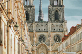 Vue sur la cathédrale d'Orléans depuis les espaces piétons