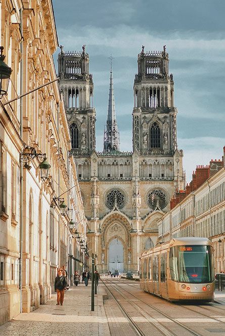 Vue sur la cathédrale d'Orléans depuis les espaces piétons