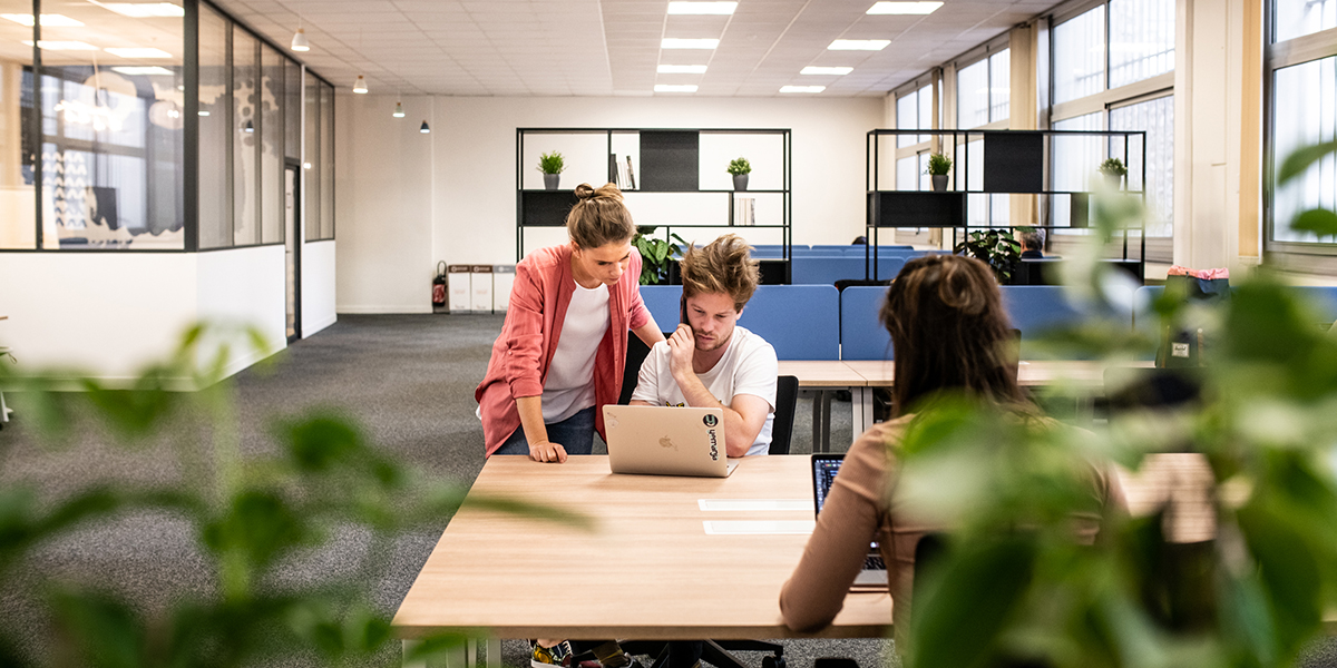 Espace De Travail Avec Ordinateur Portable, Cadre Photo, Café