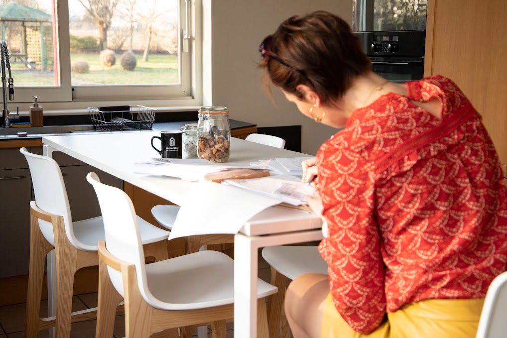 une entrepreneure en télétravail dans sa cuisine