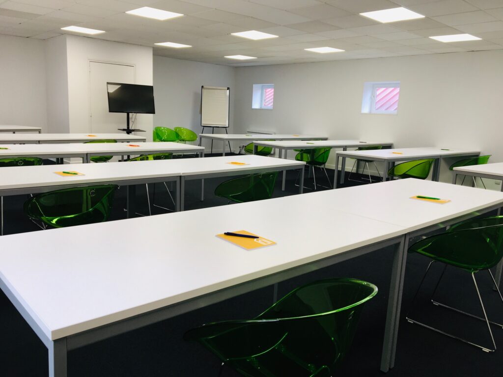 notre grande salle de réunion modulable en salle de classe